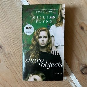 Sharp Objects by Gillian Flynn